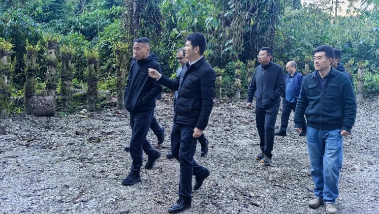 林芝市人民当局副市长王启展一行光临墨脱6966集团石斛种植基地调查领导